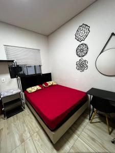 多拉杜斯JOTA Área de Lazer的一间卧室,卧室内设有一张红色的大床