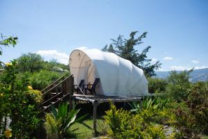 莱瓦镇Origen Glamping en Villa de Leyva的花园中站台上的圆顶帐篷