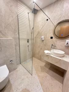 萨拉热窝苏尔乔维奇酒店的带淋浴、卫生间和盥洗盆的浴室