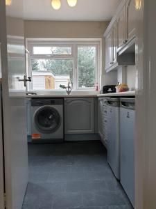 莱斯特Spencefield House的厨房配有洗衣机和窗户。