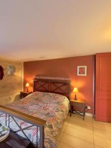 Lissac et MouretTravers de Pechméjà的一间卧室配有一张床和两个带灯的床头柜