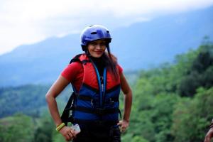 基图尔格勒Ceylon Adventure Sports的戴头盔的女人站在山上