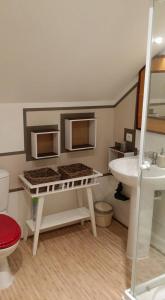 Monthou-sur-Cher威格涅斯谷酒店的一间带水槽和卫生间的浴室