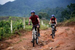 基图尔格勒Ceylon Adventure Sports的两个人骑着自行车沿着土路走