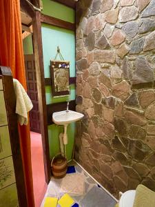 罗索Cocoa Cottage的一间带水槽和石墙的浴室
