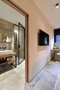 杜柏DURBUY SUITES的带淋浴、盥洗盆和镜子的浴室