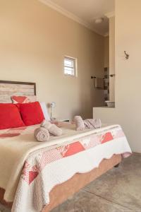 奥乔Munsterland Guest Farm的一间卧室配有一张带红色枕头的大床