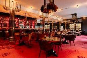 尚特洛普恩布里Hôtel Dali Val d'Europe的一间带桌椅的餐厅和一间酒吧