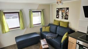 拉德博伊尔Ferienhaus Balkenkunst的客厅配有蓝色的沙发和黄色的枕头。