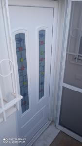亚历山德鲁波利斯Mary's Cozy apartment的门上装有彩色玻璃窗