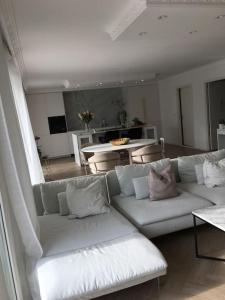 哈尔姆斯塔德Stan- och strandnära poolvilla.的客厅配有白色的沙发和桌子