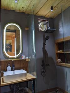 HoatHOMESTAY ĐỐM HOUSE的一间带水槽和镜子的浴室