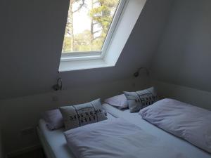 韦斯特兰Strandkoje-Landhaus-Tadsen的带窗户的客房内的两张床