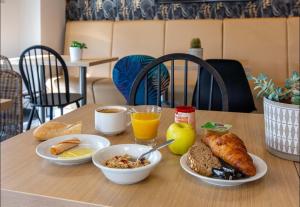 沙特尔B&B HOTEL CHARTRES Oceane的一张桌子,上面放着早餐盘