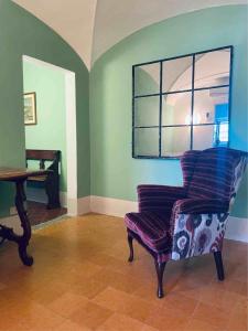 博尔格哈略Terrazza Bellavista Suite的客厅配有椅子和桌子