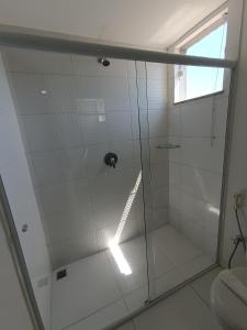 UbáTrip Hotel Ubá的浴室里设有玻璃门淋浴