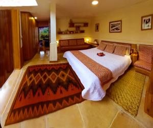 明多Finca Petrona的一间卧室配有一张大床和地毯。