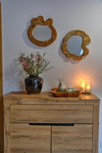 普罗斯特迪尼贝克瓦Apartmany pod Pustevnami的木梳妆台,带两根蜡烛和两面镜子