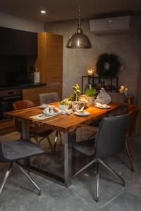 普罗斯特迪尼贝克瓦Apartmany pod Pustevnami的厨房里配有一张带椅子的木制餐桌
