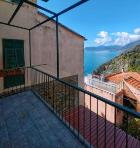 克里日亚Belvedere Affittacamere的享有水景的阳台