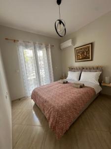 毕达哥利翁Olea Luxury Apartment的一间卧室配有一张带红色毯子的大床
