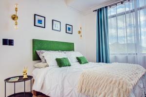 拉巴斯Casa Palma 2的白色卧室设有一张绿色的大床