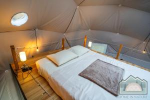 拉纳卡Dome in Nature的帐篷内一间卧室,配有一张床