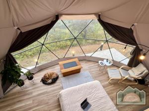 拉纳卡Dome in Nature的帐篷内房间的景色