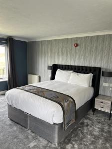 圣艾夫斯Dolphin Hotel Cambridge的一间卧室配有一张大床和一张桌子