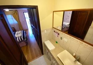 拉塔昆加拉塔昆加旅馆的一间带水槽和镜子的浴室