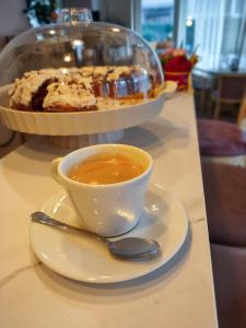 瓦尔纳卫城酒店的一杯咖啡,放在带勺子的盘子里