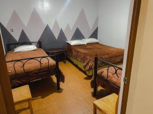 拉塔昆加拉塔昆加旅馆的一间设有两张床的房间和一堵山墙
