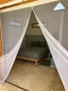 拉斯加勒拉斯Casita Cayena的房间里的帐篷里的一张床位