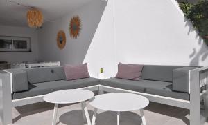 锡切斯Miramar Sitges的客厅配有沙发和2张桌子