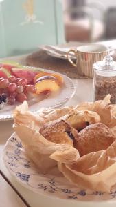 HemseRonehamn Bed and Breakfast的桌上的一盘面包和水果