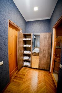 茨卡尔图博Hotel Samta的一间设有木柜的房间,里面装有鞋子