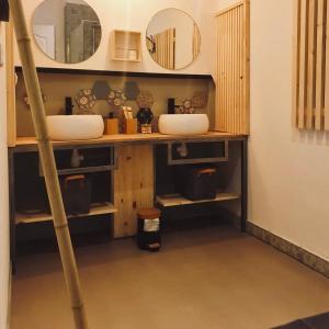 图勒Chambres d'Hôtes du Domaine de Bourbacoup的浴室设有2个水槽和2面镜子