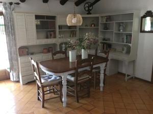 阿拉哈尔Casa El Collado的一间带桌椅的用餐室