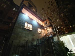 埃里温Doss Guest Hause的一座晚上有楼梯和灯光的建筑
