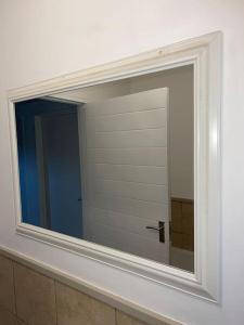 开普敦Rest Easy with 24/7 security的浴室墙上的镜子