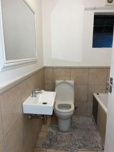 开普敦Rest Easy with 24/7 security的一间带卫生间和水槽的浴室