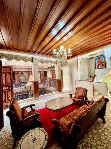 拉巴特Riad el wazzania的客厅配有沙发、椅子和桌子