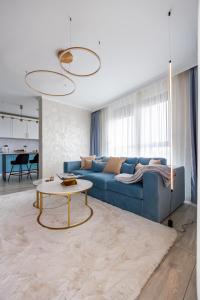 阿拉德Arad Residence - DeLuxe Blue Apartment的客厅配有蓝色的沙发和桌子