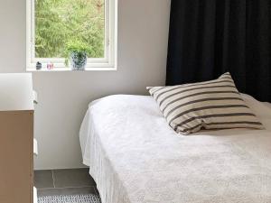 尼雪平Holiday home NYKÖPING II的一间卧室配有一张带枕头和窗户的床