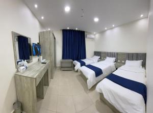 瓦迪穆萨Petra Heaven Boutique的酒店客房设有两张床和电视。