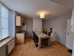 L Essentiel Appartement accueillant 5 pers的厨房以及带桌椅的用餐室。