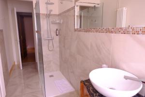 斯坎诺Bed & Breakfast Costanza4的浴室配有白色水槽和淋浴。