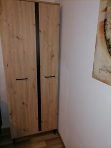 克拉古耶瓦茨Mima studio的壁边的木柜
