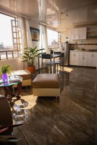 波哥大Encantador cómodo y confortable.的大型客房设有厨房、桌子和椅子。