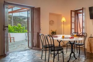 MakrotándalonAegean Cottage Andros的享有美景的带桌椅的用餐室